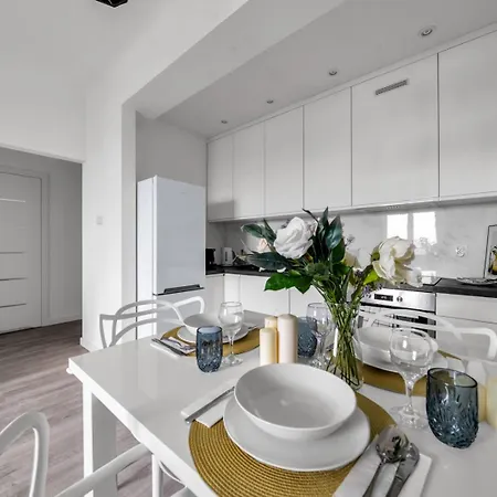 Srodmiescie - 8th Floor, Workspace, Tram - By Rentujemy Apartment *