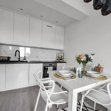 Srodmiescie - 8th Floor, Workspace, Tram - By Rentujemy Warsaw